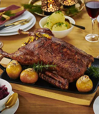 Фаршированный гусь с соевым соусом и печёными яблоками