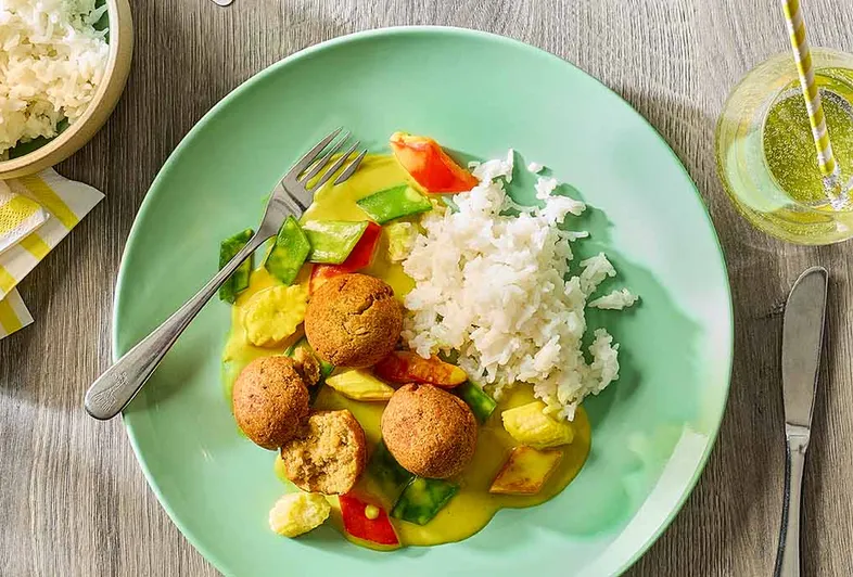 Хрустящие чечевичные шарики с соусом карри