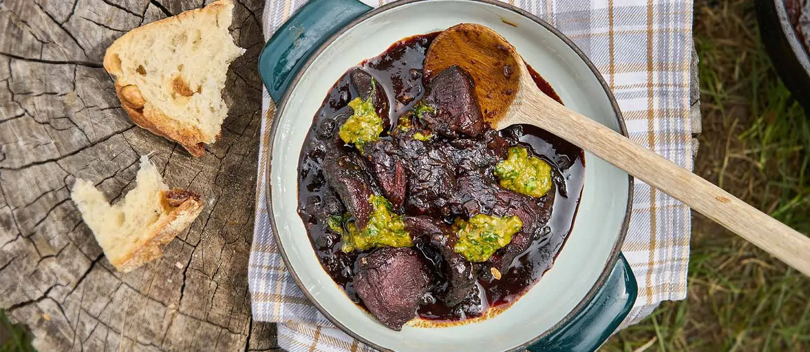 Тушеная дичь с можжевельником и розмарином