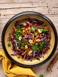 Салат из краснокочанной капусты с кешью и горохом