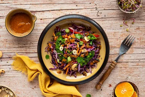 Салат из краснокочанной капусты с кешью и горохом