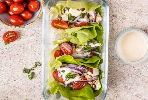 Рулеты из листьев салата с индейкой