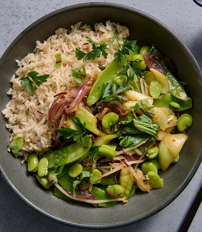 Жареный рис с бобами и соевым соусом