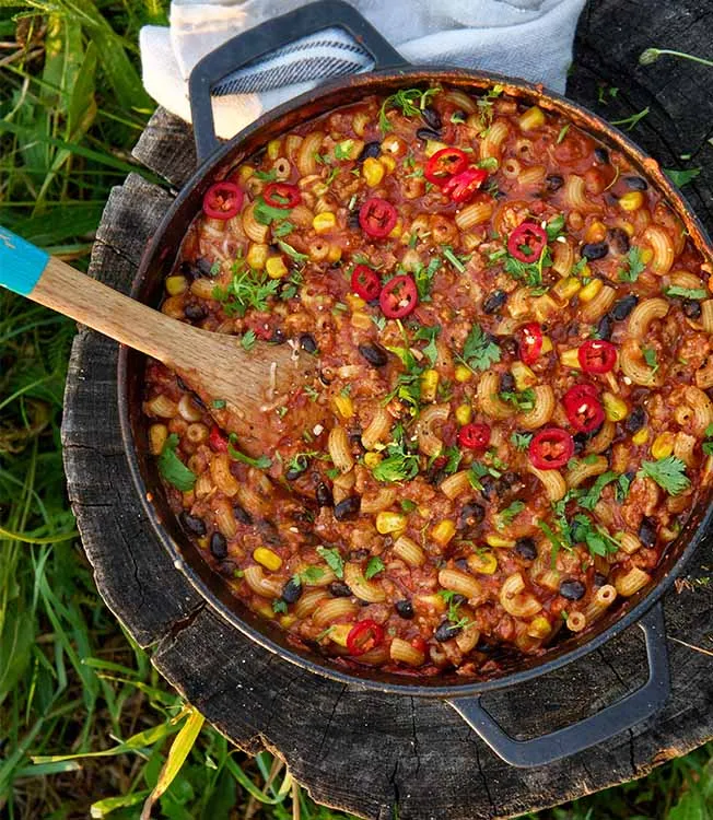 Чили кон карне с курицей и макаронами с сыром