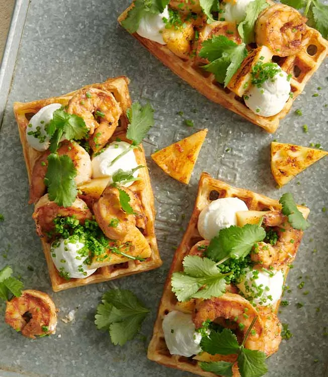 Вафли с креветками и ананасом