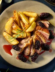 Утиная грудка с ежевичным соусом и запечённым картофелем с мисо