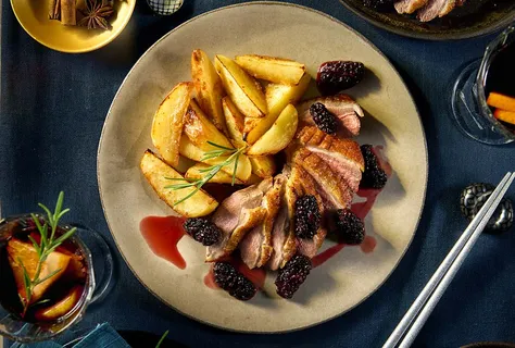 Утиная грудка с ежевичным соусом и запечённым картофелем с мисо