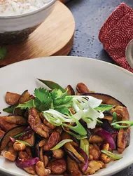 Жареная курица с баклажанами и кешью