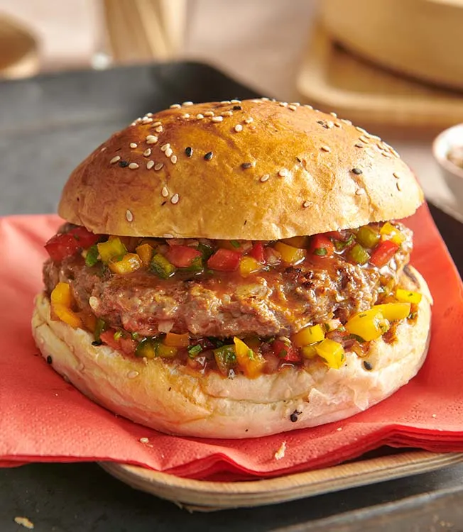 Бургер с плескавицой и сальсой из паприки