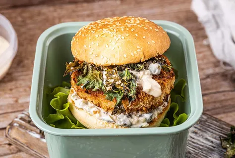 Фишбургер с кейлом и йогуртовым соусом