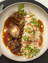 Азиатские рулетики из говядины с салатом из лапши и капусты пак-чой