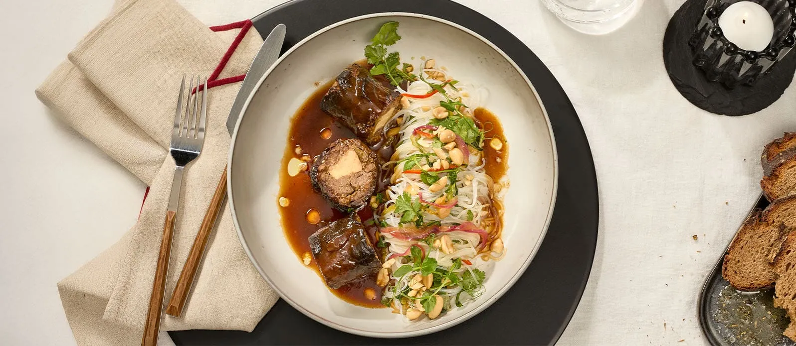 Азиатские рулетики из говядины с салатом из лапши и капусты пак-чой