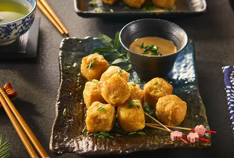 Хрустящее рыбное такояки с арахисовым соусом терияки