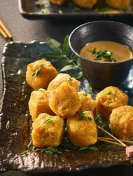 Хрустящее рыбное такояки с арахисовым соусом терияки