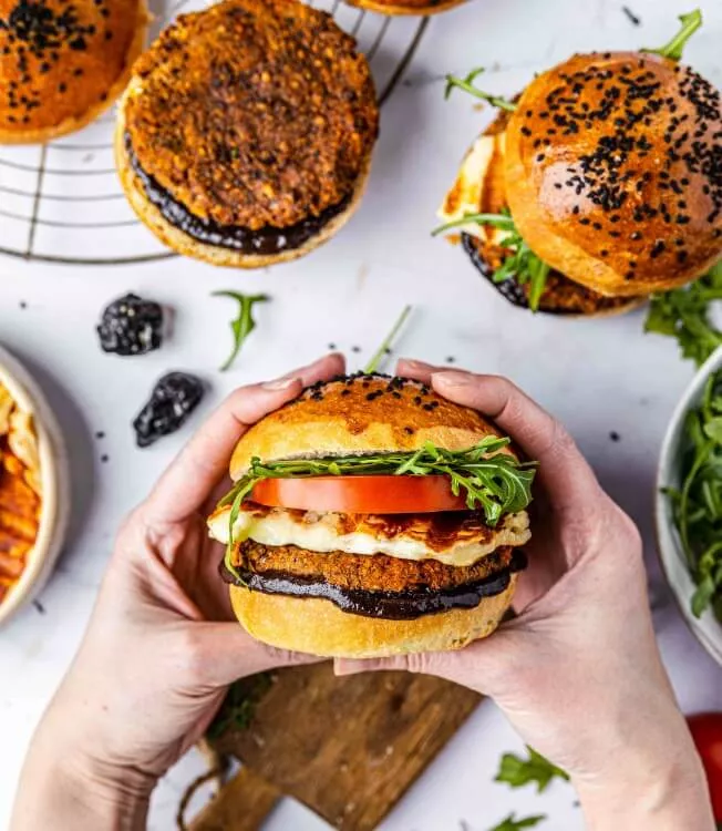 Бургер с котлетой из чечевицы и фасоли с барбекю соусом из копченой сливы