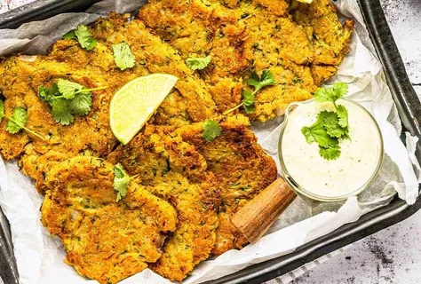 Оладьи из нута и кабачков с соусом из кинзы