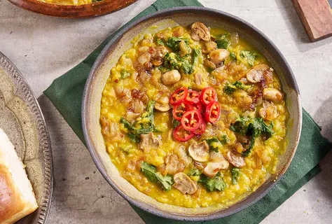 Дал из красной чечевицы с луком и мирином