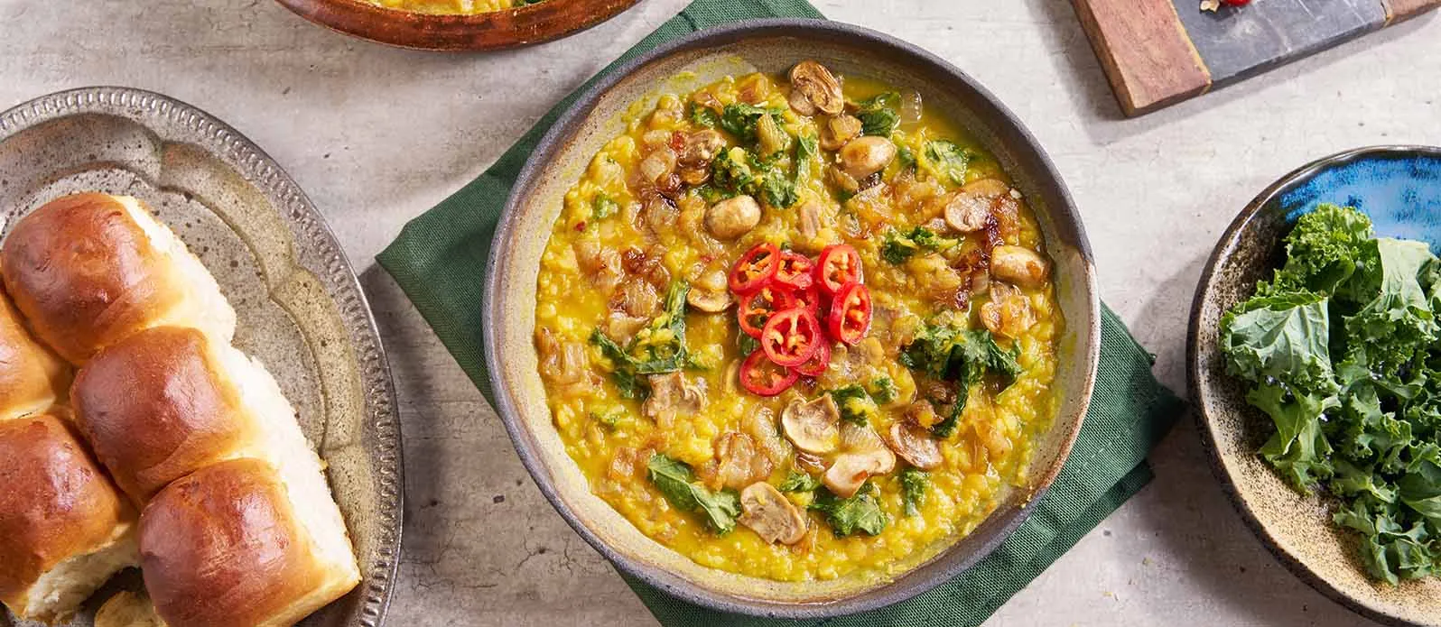 Дал из красной чечевицы с луком и мирином