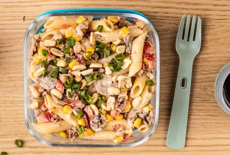 Салат из пасты с говядиной и грибами