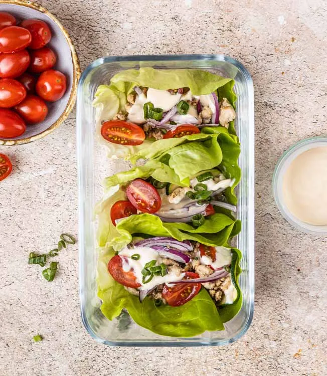 Рулеты из листьев салата с индейкой