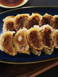 Слегка обжаренные гёдза с 3 соусами