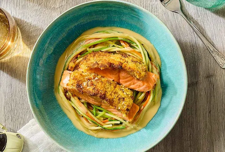 Хрустящий лосось в «гнезде» из овощной лапши