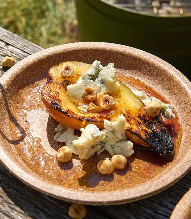 Груши на гриле с горгонзолой и фундуком