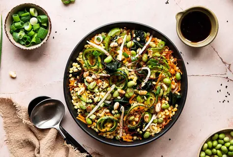 Салат из кускуса, эдамаме и вакаме