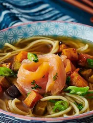 Рамен с копчёным лососем, бататом и баклажаном