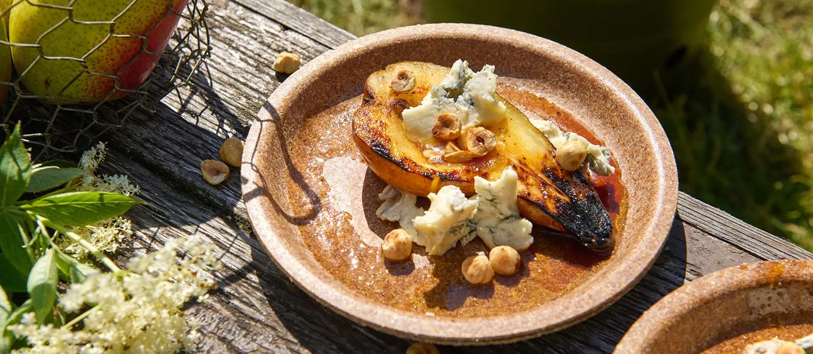 Груши на гриле с горгонзолой и фундуком