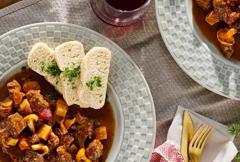 Гуляш по-богемски из оленины с грибами