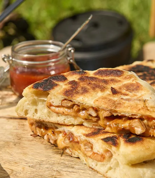 Кальцоне со свининой чипотле и сыром