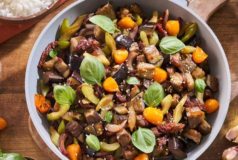 Стир-фрай с баклажанами и вялеными томатами