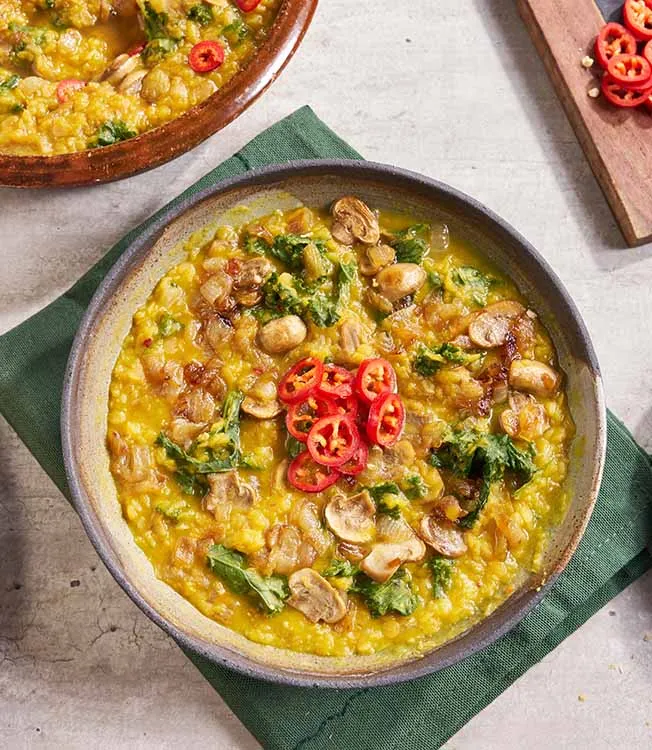 Дал из красной чечевицы с луком и мирином