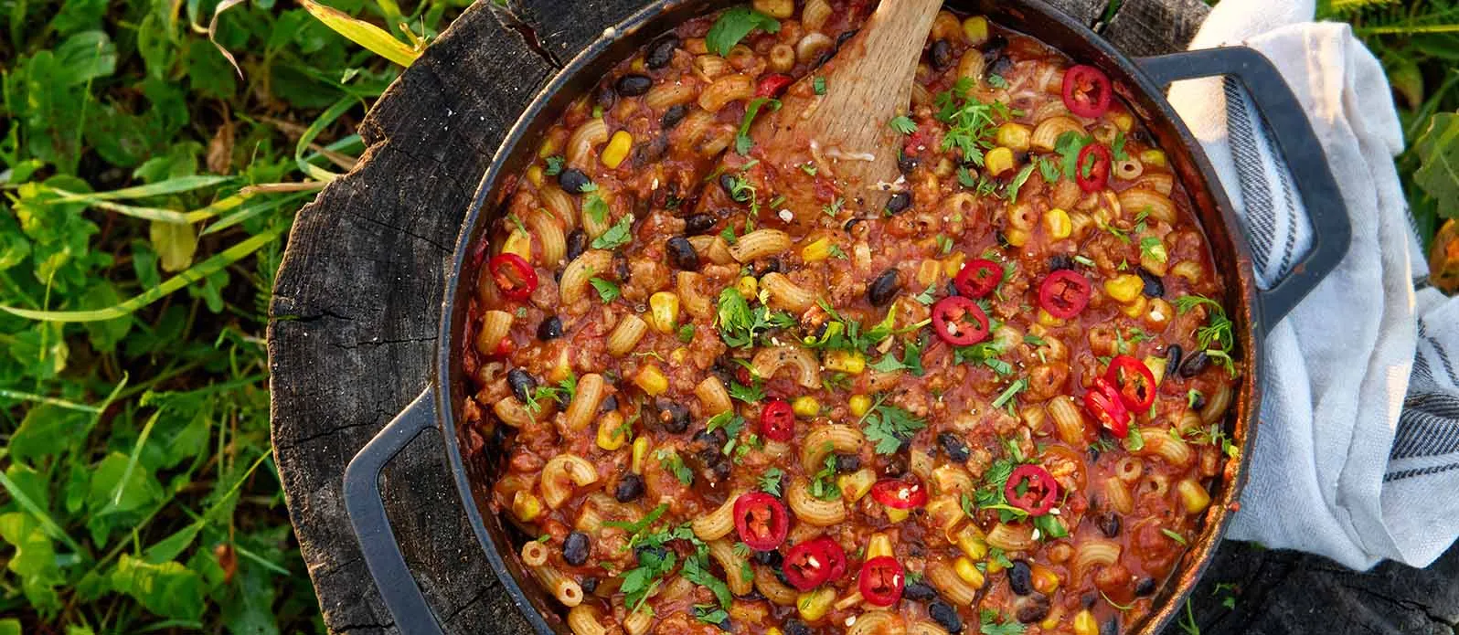 Чили кон карне с курицей и макаронами с сыром