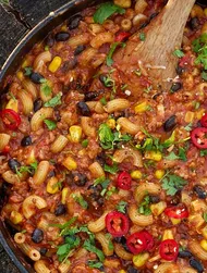 Чили кон карне с курицей и макаронами с сыром