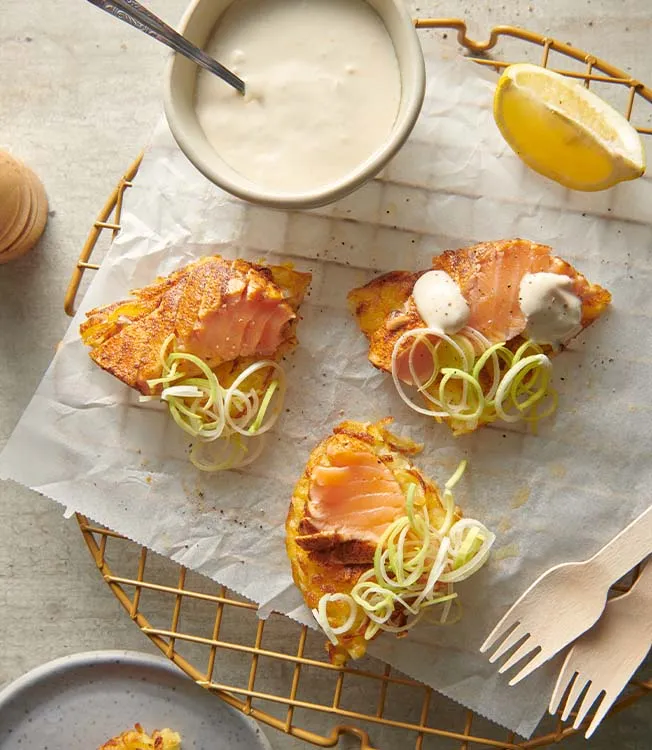 Рёшти с сашими из лосося и цитрусовым соусом