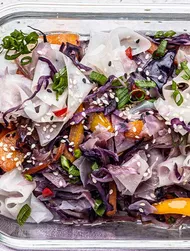 Стир-фрай с овощами и лапшой из рисовой бумаги