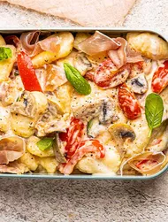 Ньокки с прошутто, перцем, грибами, помидорами и бурратой