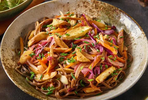 Якисоба с обжаренным корнем петрушки и салатом из груши