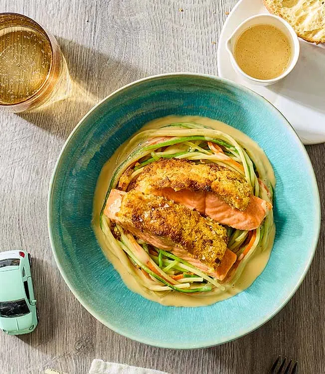 Хрустящий лосось в «гнезде» из овощной лапши