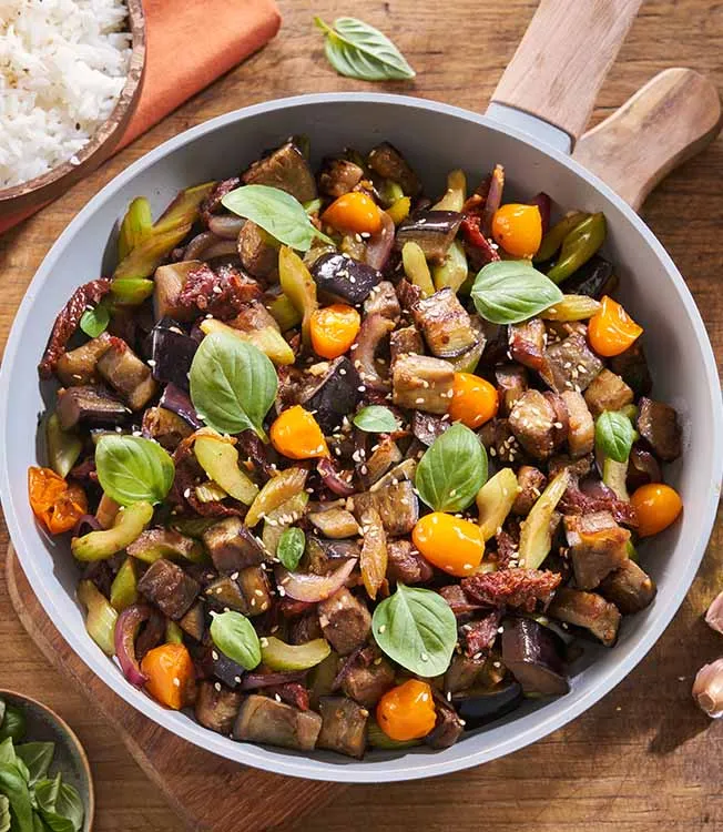 Стир-фрай с баклажанами и вялеными томатами