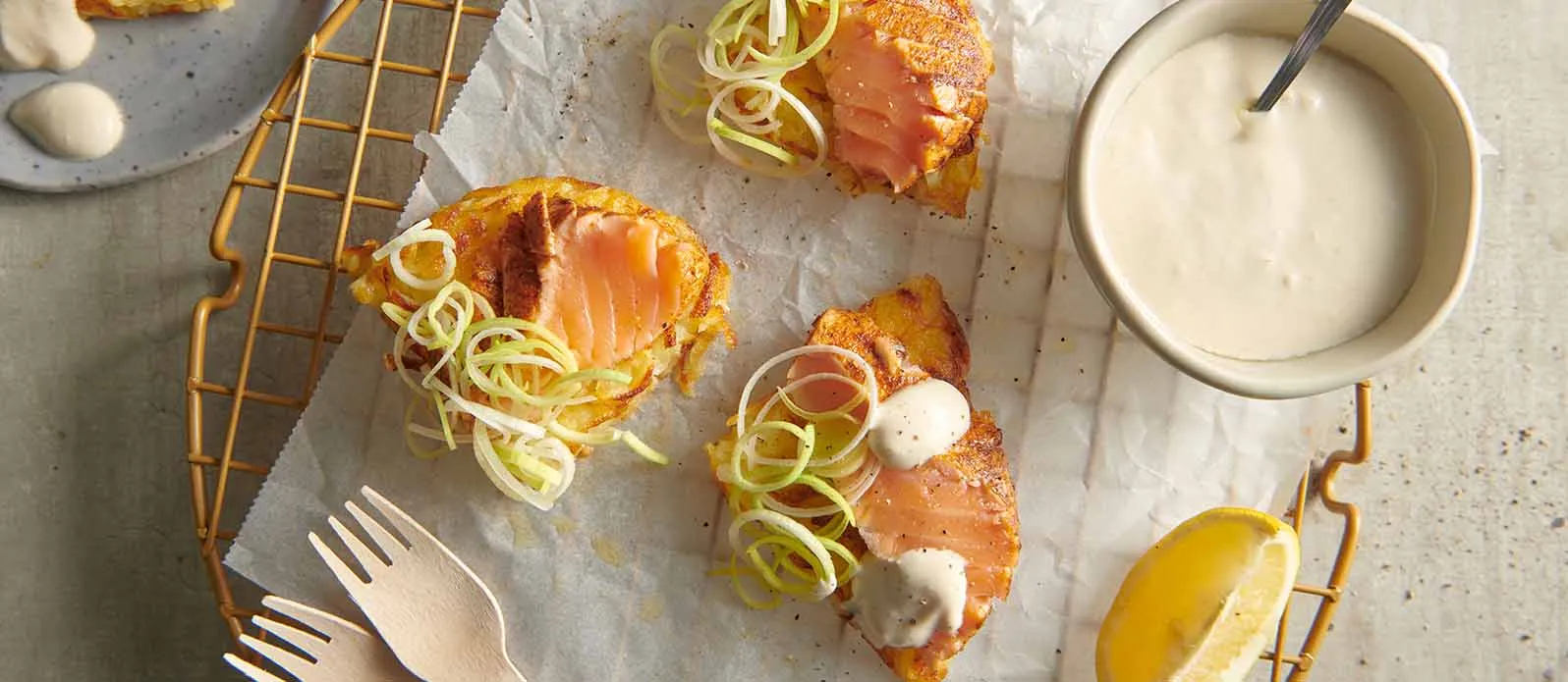 Рёшти с сашими из лосося и цитрусовым соусом