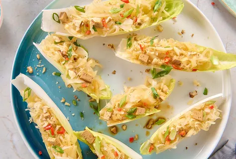 Лодочки из эндивия с квашеной капустой и тофу