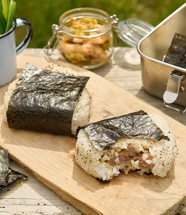 Острые онигири из тунца с соусом кимчи