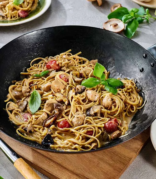 Паста Альфредо с курицей и соусом терияки