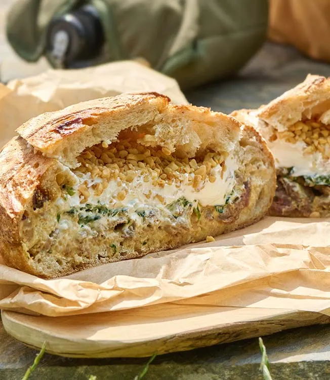 Рулет с бараниной и чесночным соусом