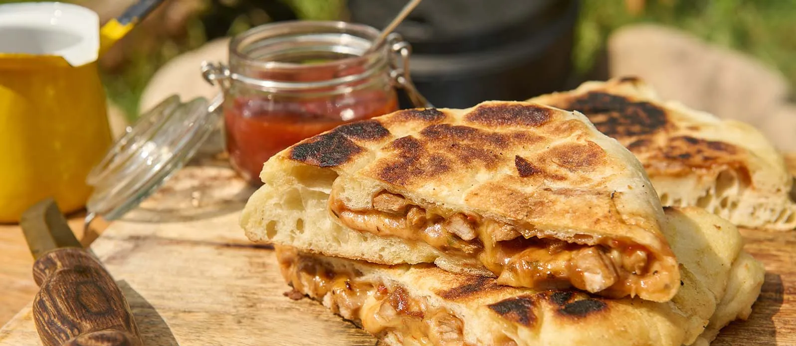 Кальцоне со свининой чипотле и сыром