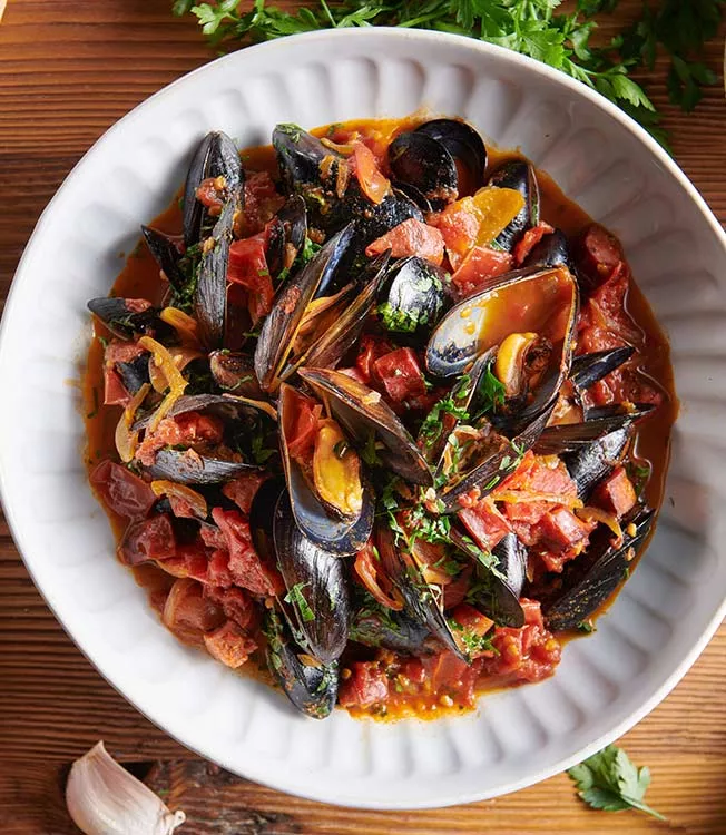 Тушеные мидии по-испански с чоризо