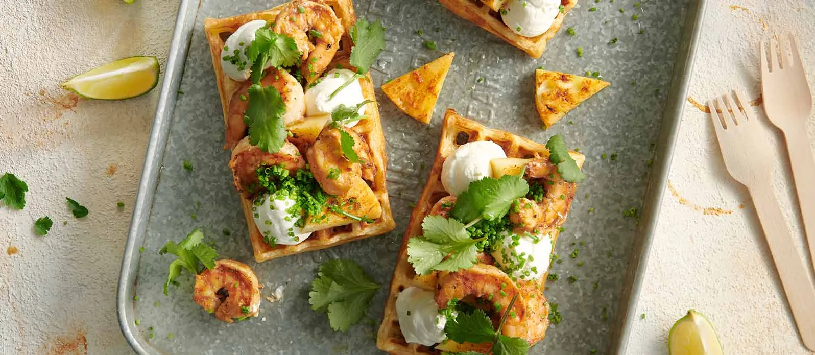 Вафли с креветками и ананасом